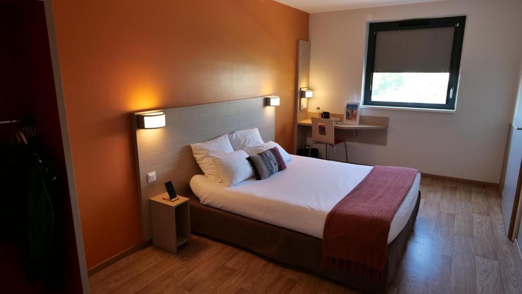 奥贝奈Oneloft Hotel的酒店客房设有床和窗户。