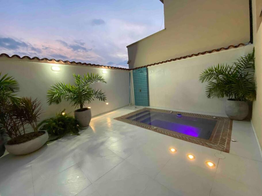 佩雷拉MARAYA CAMPESTRE的一座带按摩浴缸的庭院位于一座建筑中