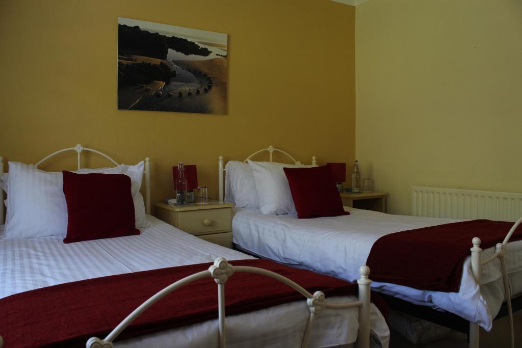 林顿隆米德旅馆的卧室内两张并排的床