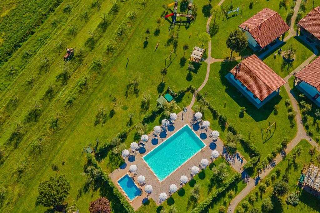 波普洛尼亚伊特鲁里亚人农家乐的享有带游泳池的度假村的空中景致