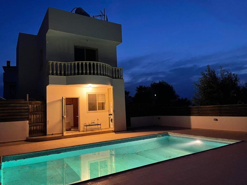Anarita2-bedroom Villa with private pool in Anarita Paphos的大楼前带游泳池的房子