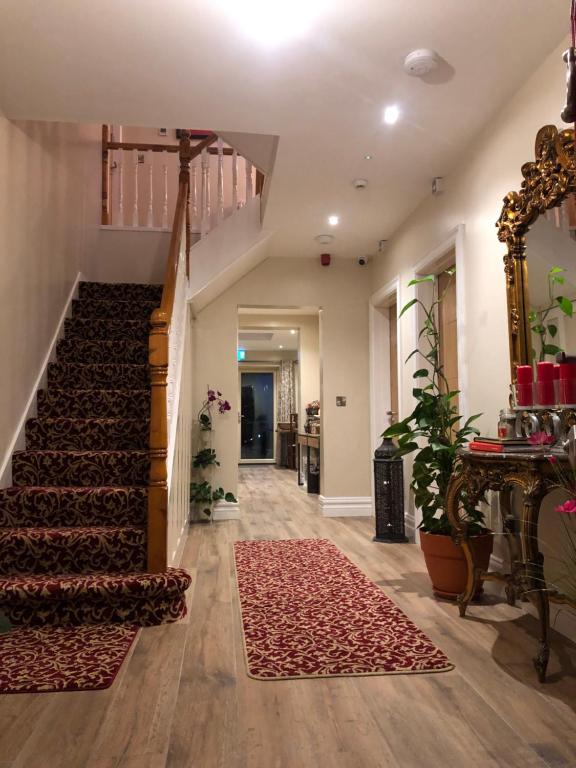 德罗赫达MapleHouse B&B的楼梯和地毯的走廊