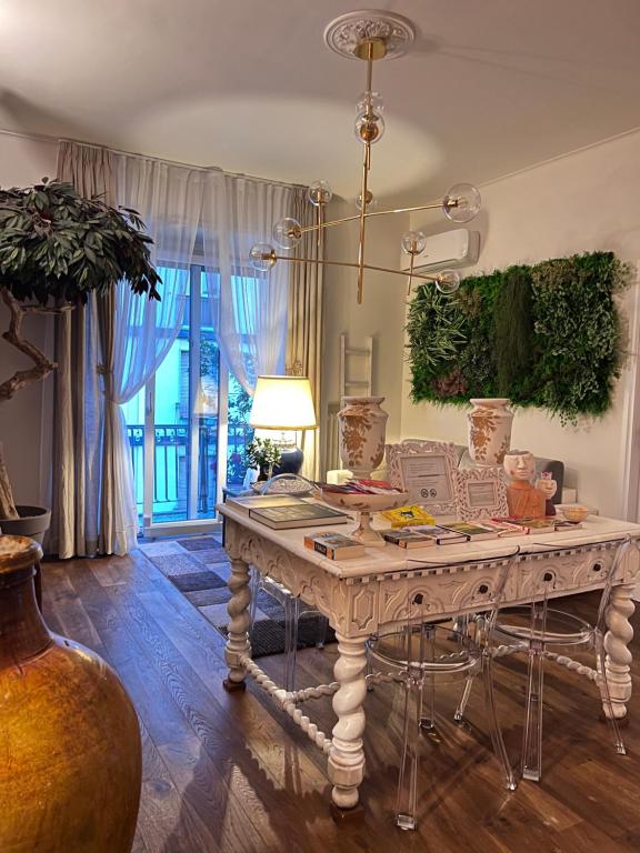 佛罗伦萨Residenza Anton Doni的配有桌椅和台灯的房间