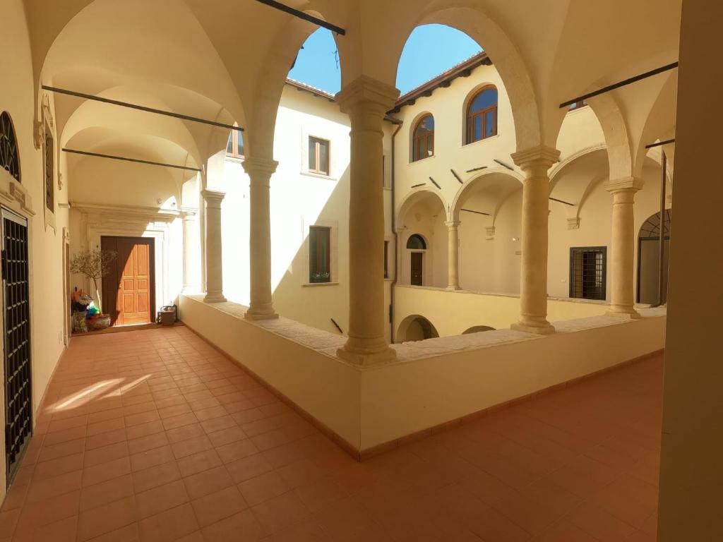 拉奎拉Tiny House Alferi的一座带拱门的旧建筑的空走廊