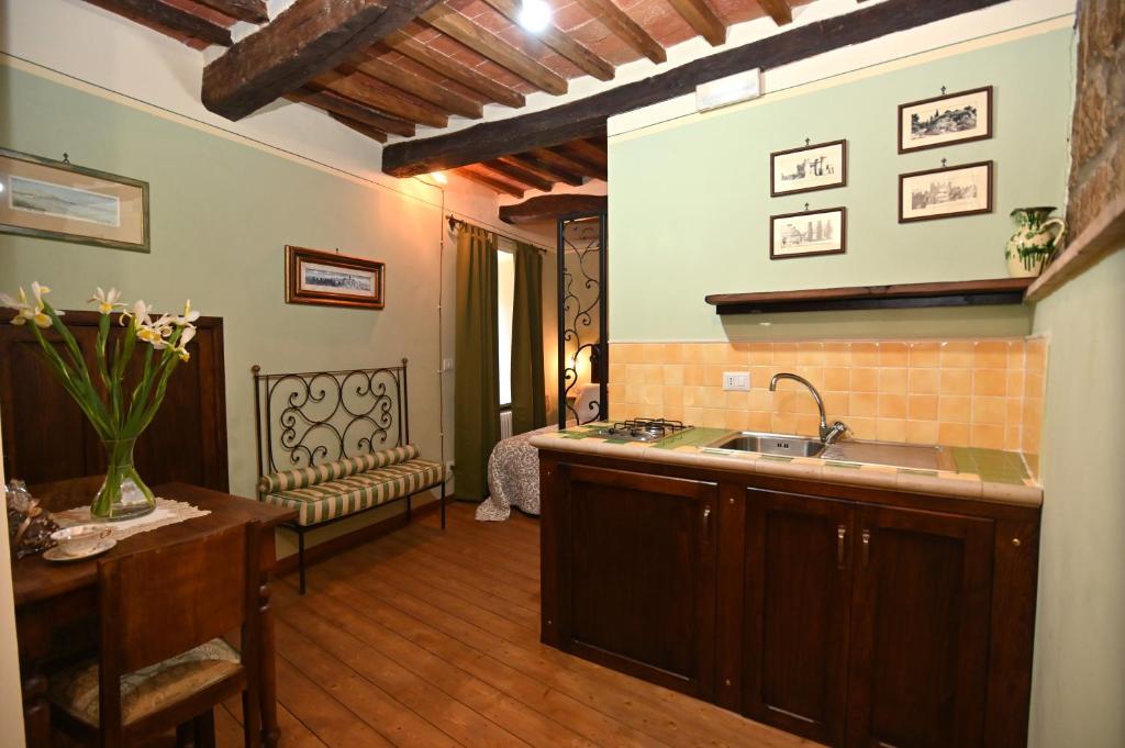 皮蒂利亚诺il Cantuccio的厨房配有水槽和台面