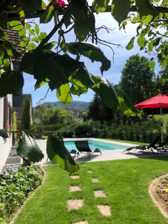 奥特罗特切兹克莉丝汀客房旅馆的一个带游泳池和绿草的庭院