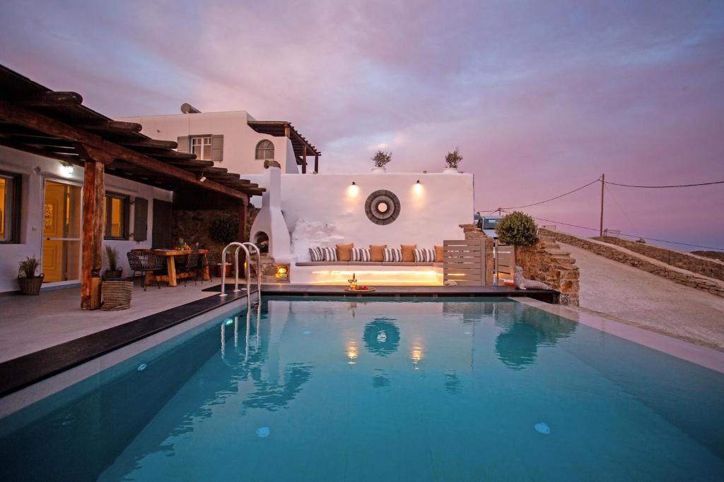 凯勒里瓦迪Infinity View Villas Mykonos的别墅前设有游泳池