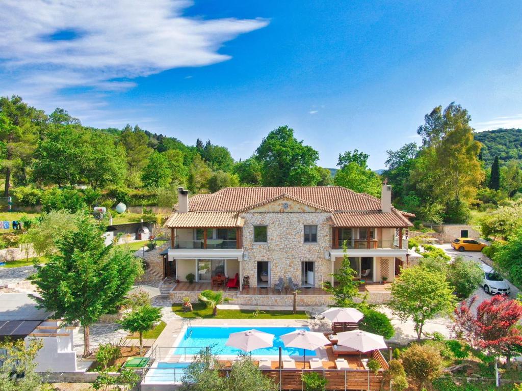Áno KorakiánaThe Stone Villas的享有带游泳池的房屋的空中景致