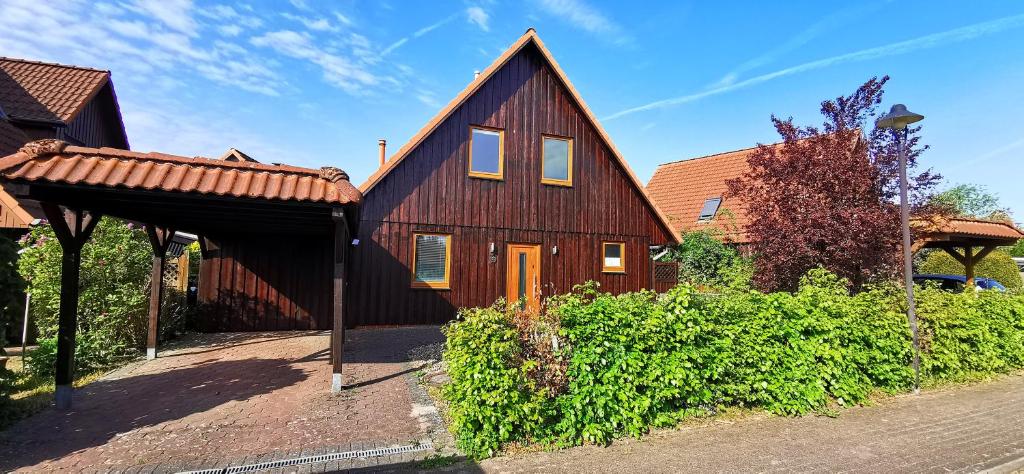 索尔陶Ferienhaus Heidegeist的一间大型木房子,拥有棕色的屋顶