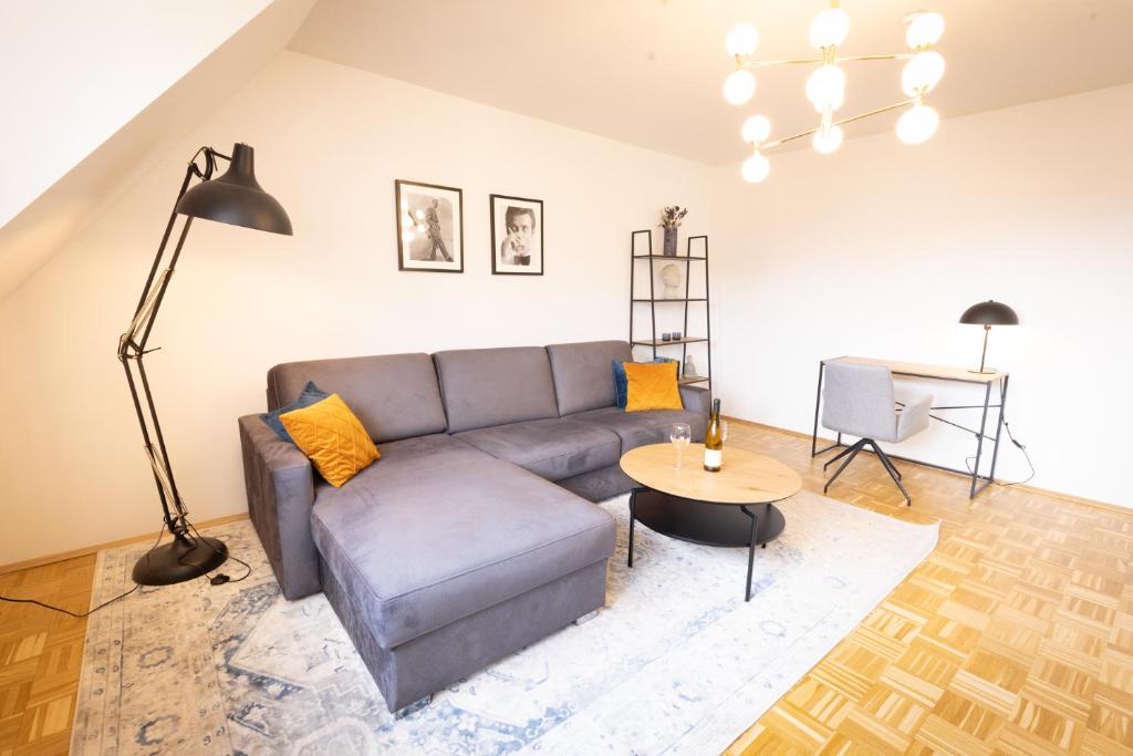 兰施泰因Lahn-Living III - modernes und helles Apartment mit Top Ausstattung的客厅配有沙发和桌子