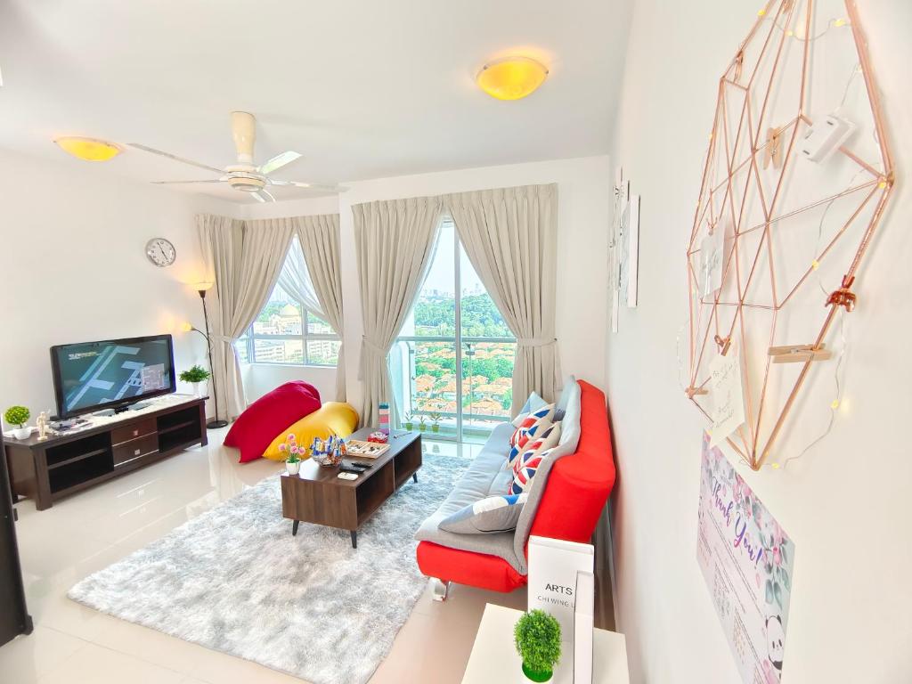 吉隆坡Publika Solaris Dutamas Mont Kiara的客厅配有红色沙发和电视