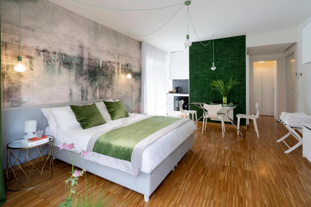 米兰Appartamenti Vela Milano centro con garage的一间带大床的卧室和一间餐厅