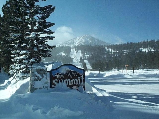 马姆莫斯湖Summit Ski Resort 2BR-2BA, Mammoth Lakes的山前雪中的标志