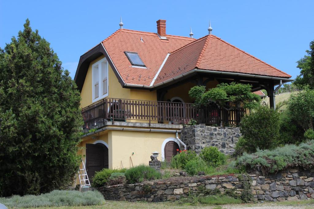 鲍道乔尼特尔代米茨Napsugár Vendégház的带阳台和屋顶的房子