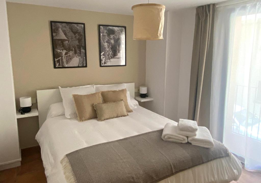 拉波夫拉-德利列特Apartamento con encanto en el Pirineo的卧室配有带毛巾的大型白色床