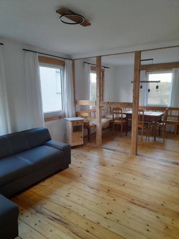 魏克尔斯海姆LAND-Häusle的客厅配有沙发和桌子