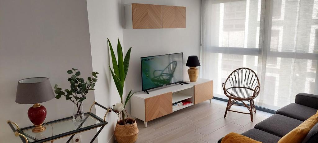 希洪Apartamento Dindurra Centro Playa的客厅配有电视和椅子