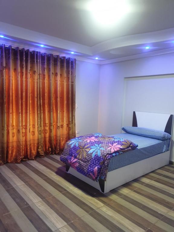 十月六日城سكن للذكور فقط - Sakan Male Only的一间带床的卧室,位于带窗帘的房间