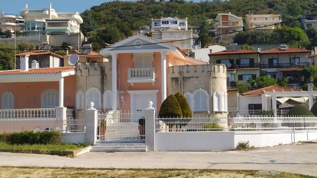 卡瓦拉Villa Luxury的房屋前有白色围栏的房子