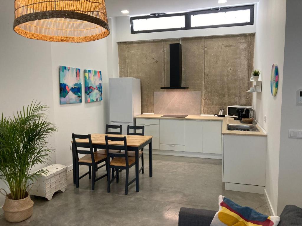 塞维利亚Acogedor apartamento en semisótano con patio y cerca de la Plaza de España的一间厨房,里面配有桌椅