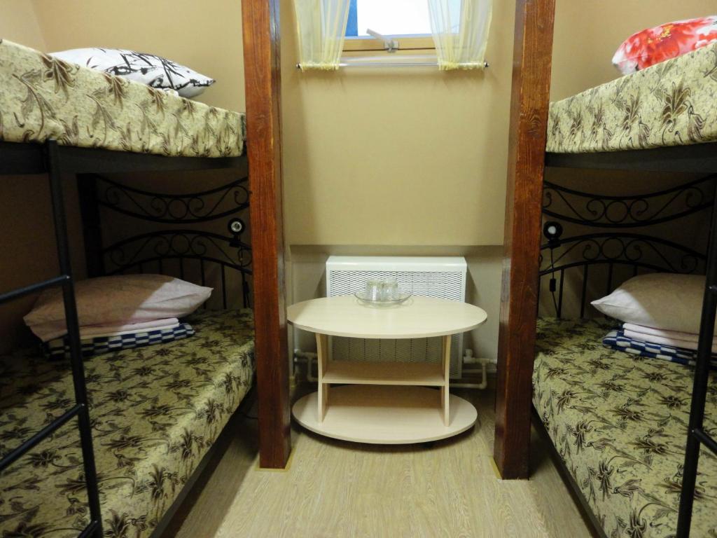 科斯特罗马小旅舍的客房设有一张桌子和两张双层床。