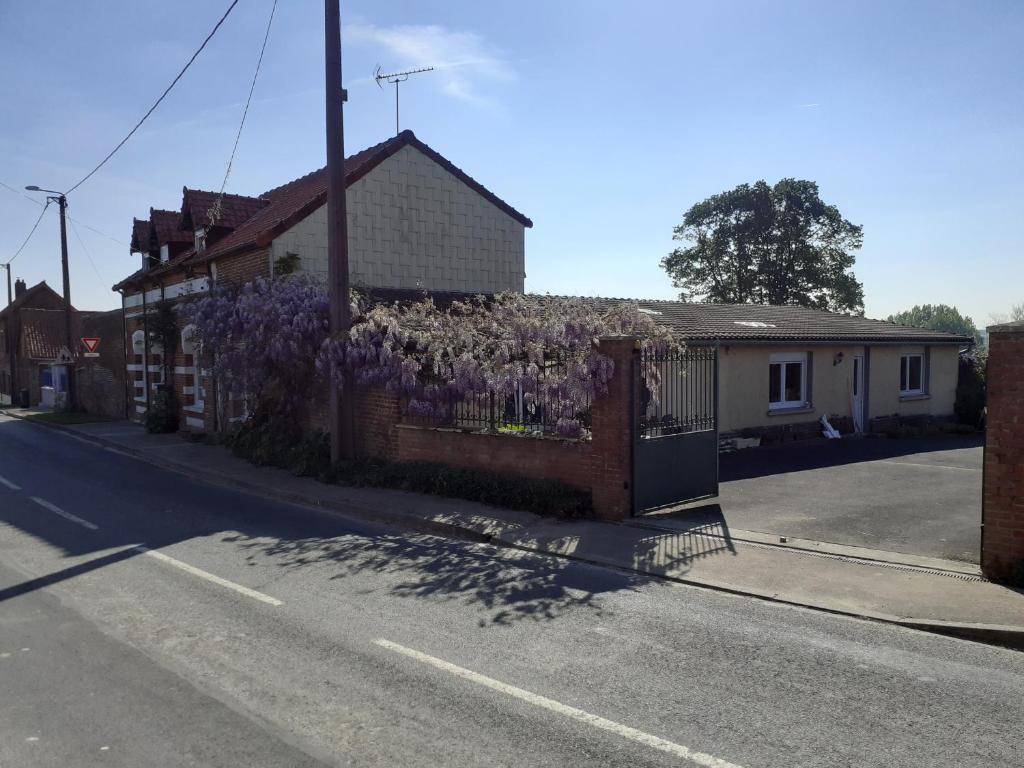 Beaucourt-sur-lʼAncre14-18 Somme Chambres的房屋一侧的紫色花 ⁇ 