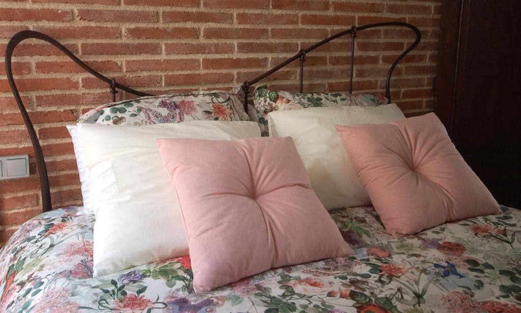 滨海托萨Lets Holidays Tossa de Mar Romantic Apartment的一张带两个粉红色枕头的床