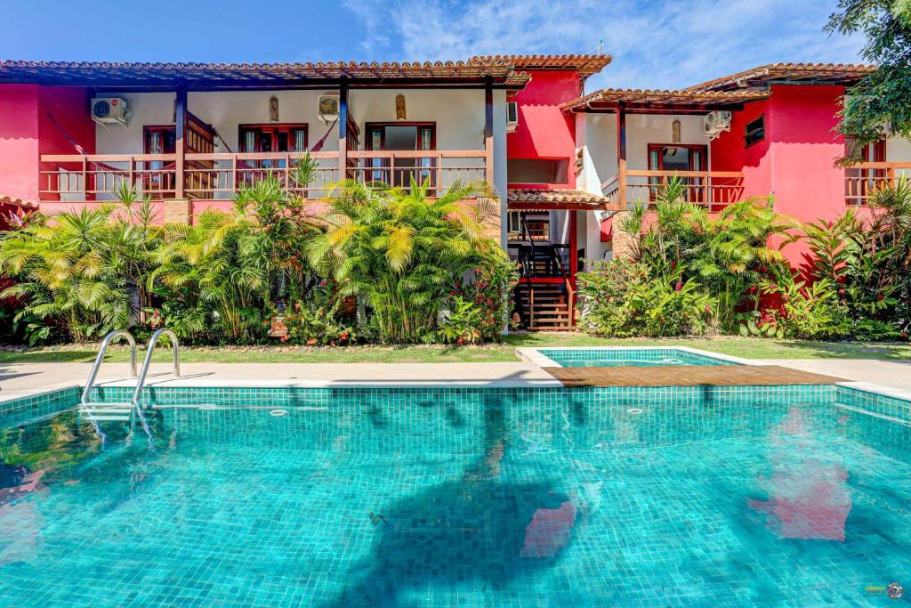 伊塔卡雷巴尔卡萨博萨达酒店的房屋前的游泳池