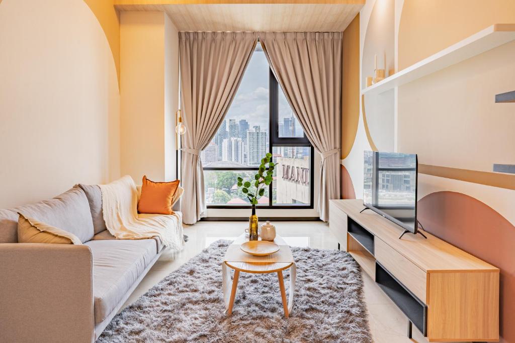 吉隆坡Opus Residences by Airhost的带沙发和电视的客厅