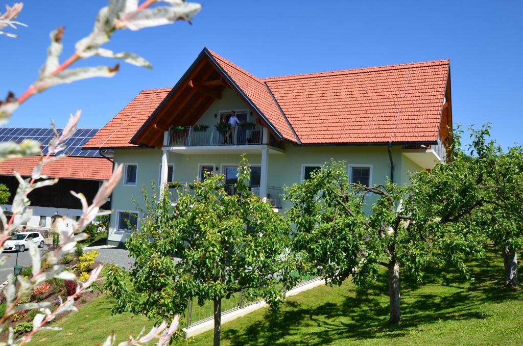 洛伊查赫Weingut Zirngast的一座红屋顶和树木的房子