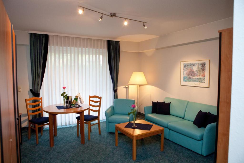 NeuhofLandhotel Imhof的客厅配有沙发和桌子
