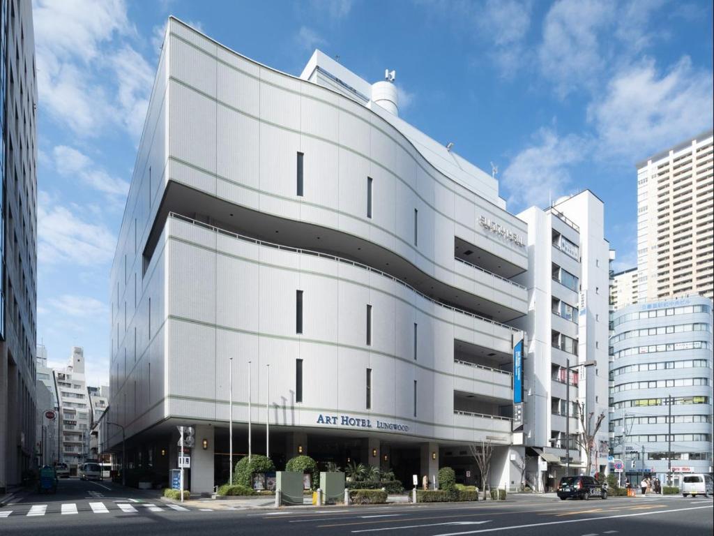 东京ART HOTEL Nippori Lungwood的城市街道上的白色建筑