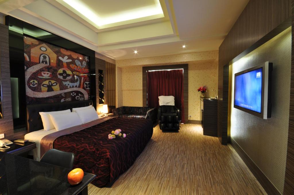 台中市采岩汽車旅館的配有一张床和一台平面电视的酒店客房