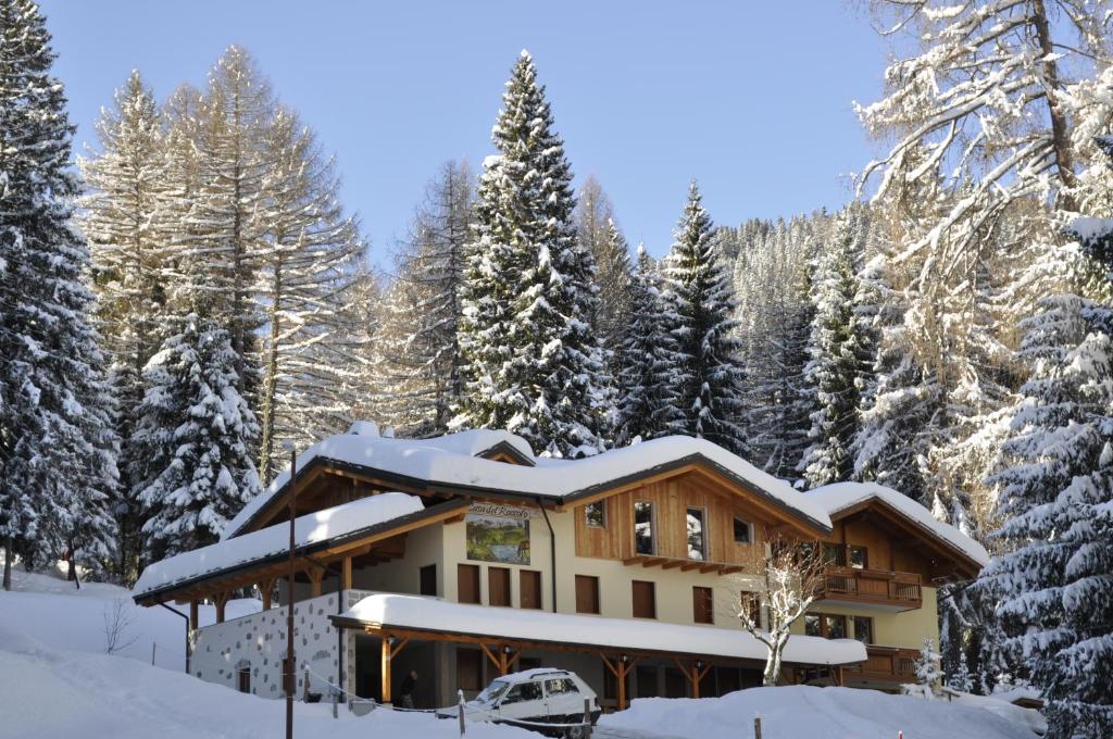 佛加里达Casa del Roccolo的雪林中积雪覆盖的房子