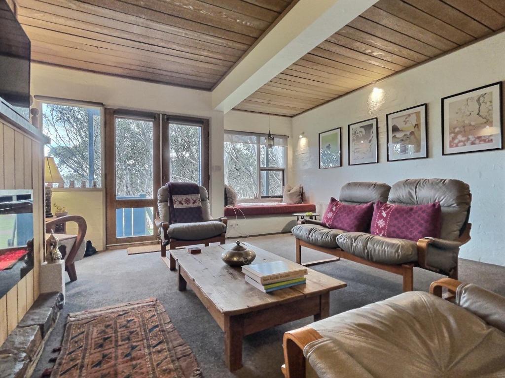 丁诺高原Snow Gums Apartment 4, alpine-getaways的带沙发和咖啡桌的客厅