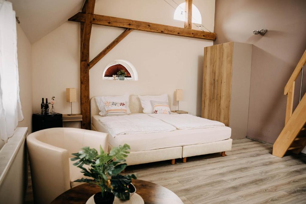 韦因斯特拉塞地区瓦亨海姆奥斯塔德曼茨旅馆的一间卧室配有一张床、一把椅子和一张桌子