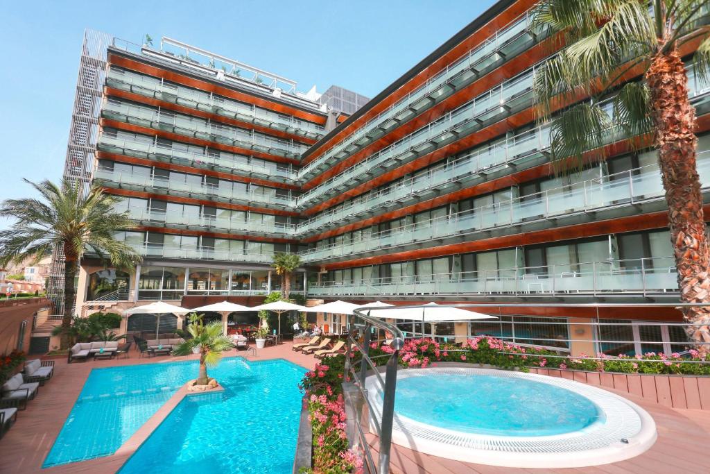 卡里拉KAKTUS Hotel Kaktus Playa - Adults Recommended的一座大型建筑,前面设有一个游泳池