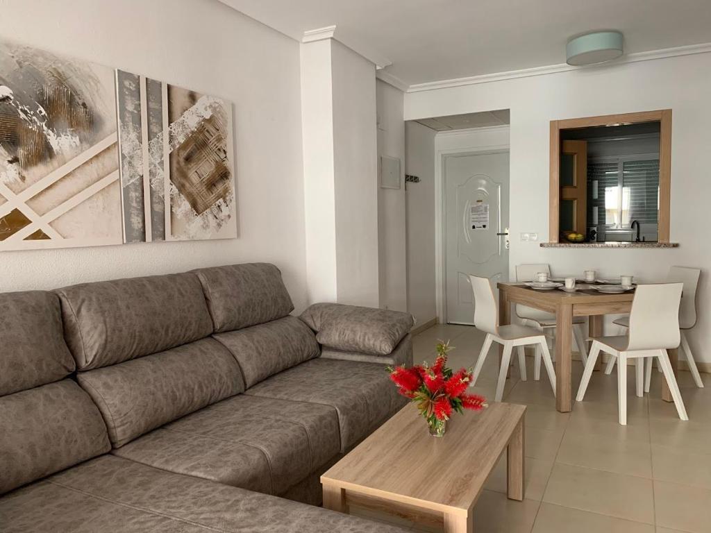 博尔瑟拉尔Apartment in Oropesa Del Mar Marina Dor的客厅配有沙发和桌子