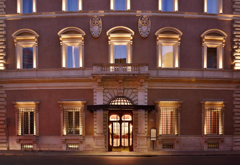 罗马Hotel L'Orologio Roma - WTB Hotels的一座大型建筑,设有许多窗户和阳台