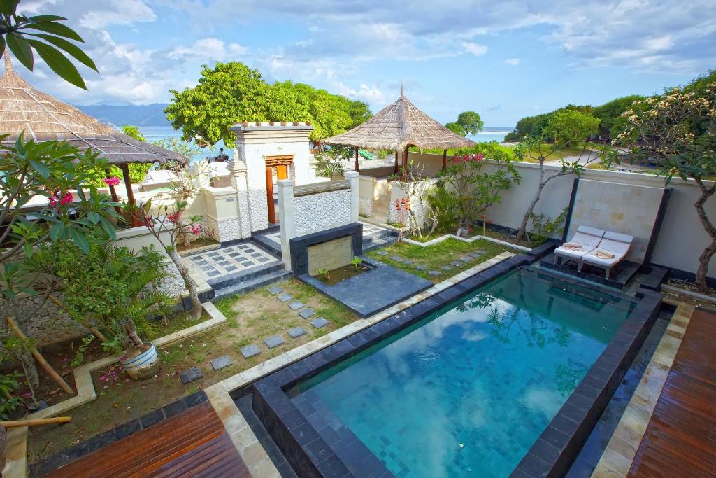 吉利特拉旺安科科莫度假酒店的别墅游泳池的形象