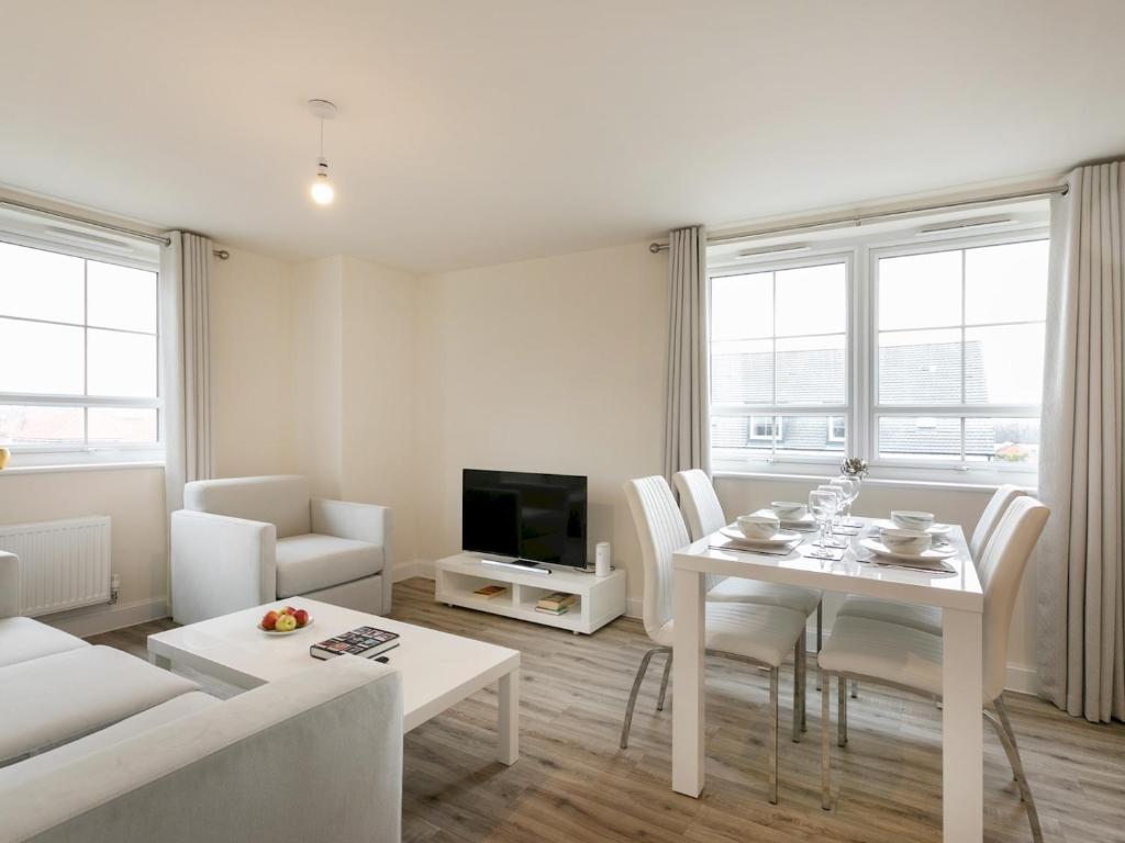 诺丁汉Pass the Keys Stunning 2 bed Apartment with free onsite parking的白色的客厅配有桌子和电视。