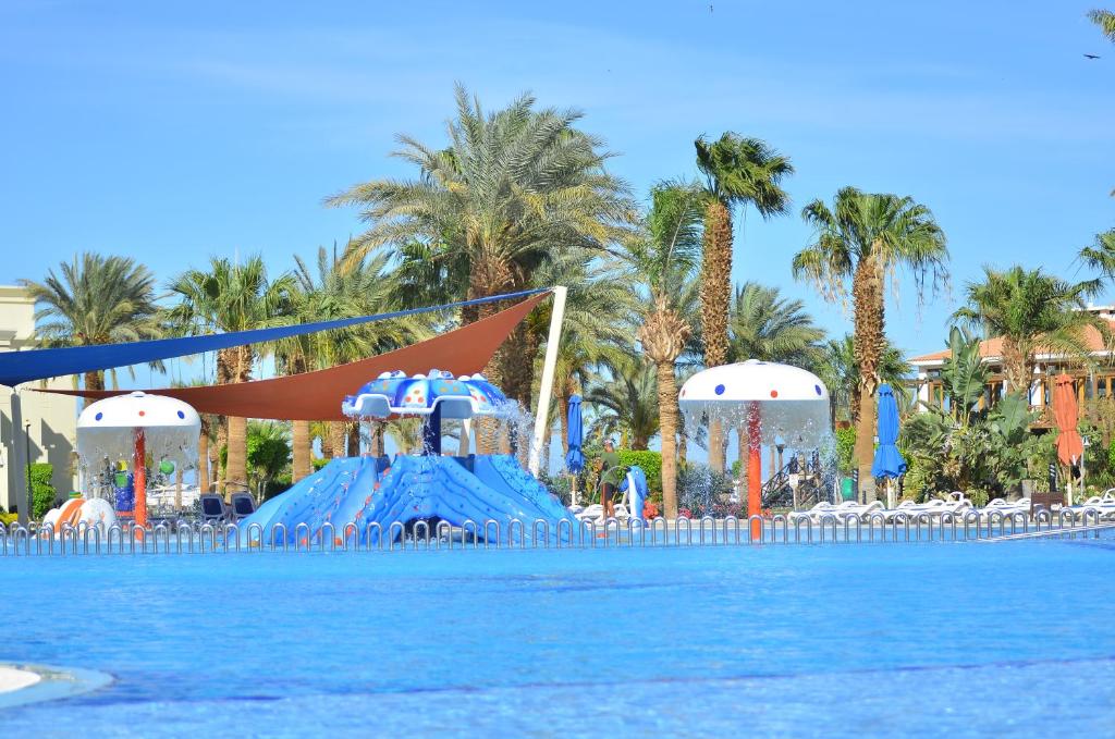 赫尔格达Swiss Inn Resort Hurghada的度假村内带水滑梯的游泳池