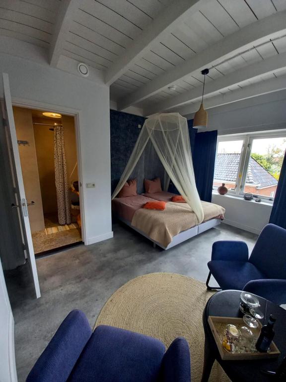 VisvlietBnB-Heirhuys的一间卧室配有一张带蚊帐的床