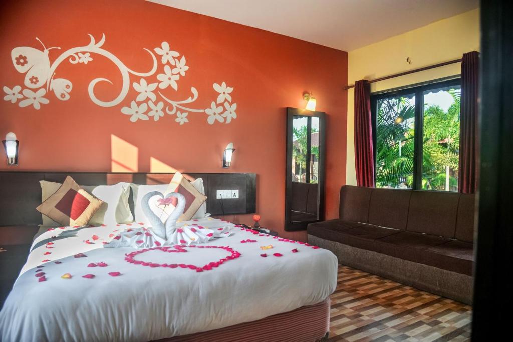 索拉哈Vision Safari Pvt Ltd的一间卧室,配有一张心形床