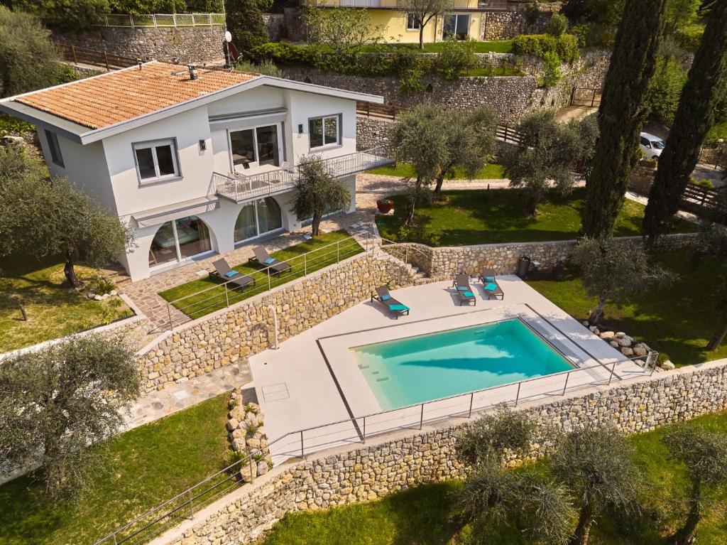 马尔切西内Villa Paier Relais & Pool的享有带游泳池的房屋的空中景致