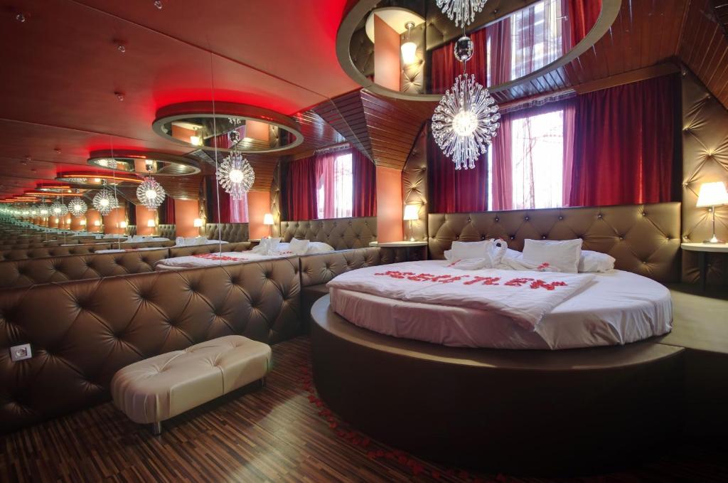 久洛科文酒店的酒店客房带床和酒吧