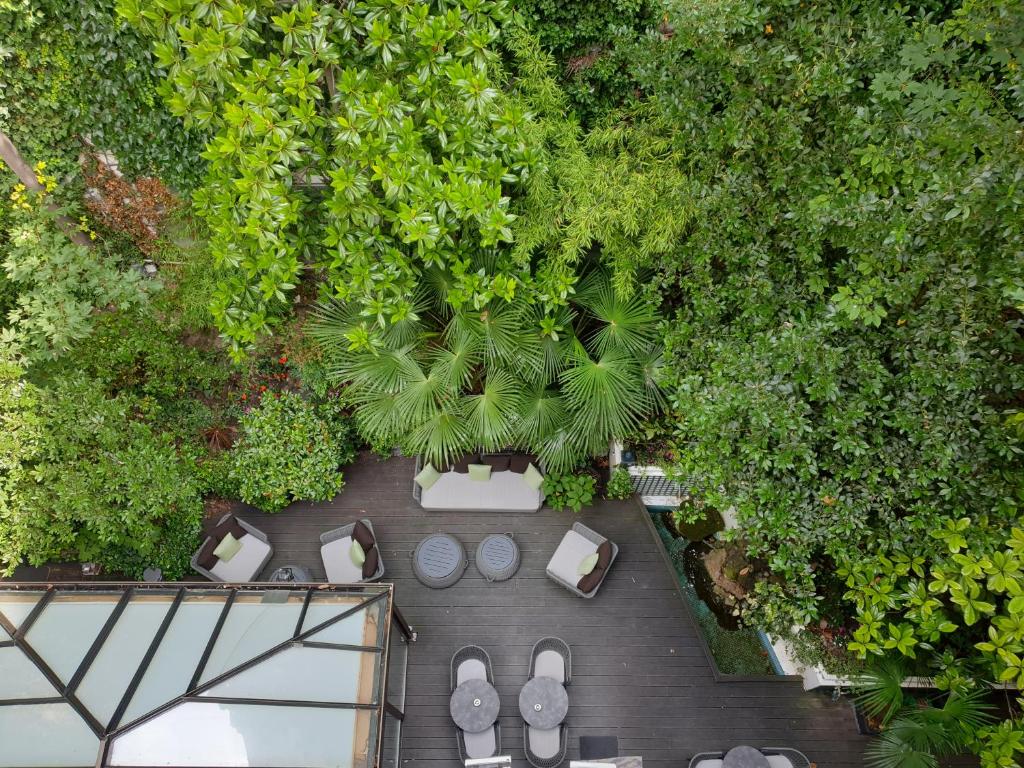 巴黎爱丽舍花园酒店的享有花园的顶部景致,花园内种有家具和树木