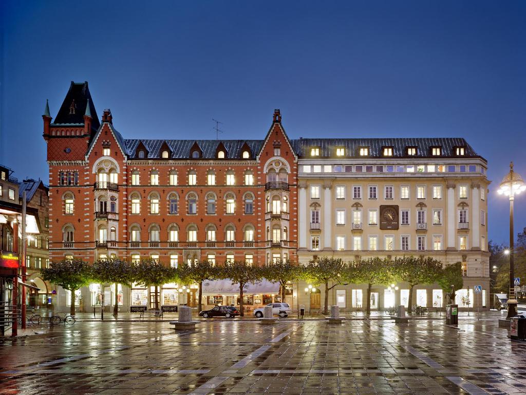 斯德哥尔摩Nobis Hotel Stockholm, a Member of Design Hotels™的一座带灯光的大建筑