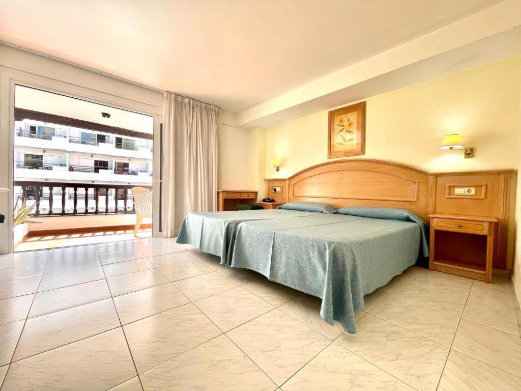 拉克鲁斯公园广场公寓酒店的一间卧室设有一张大床和一个大窗户