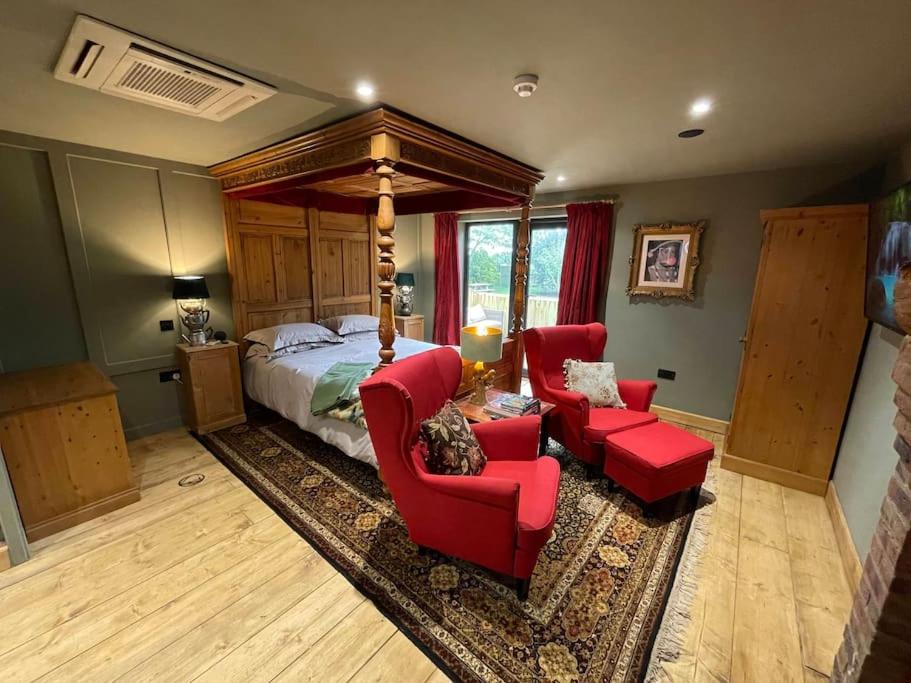 WhaplodeThe Fuggle的一间卧室配有一张床和两张红色椅子